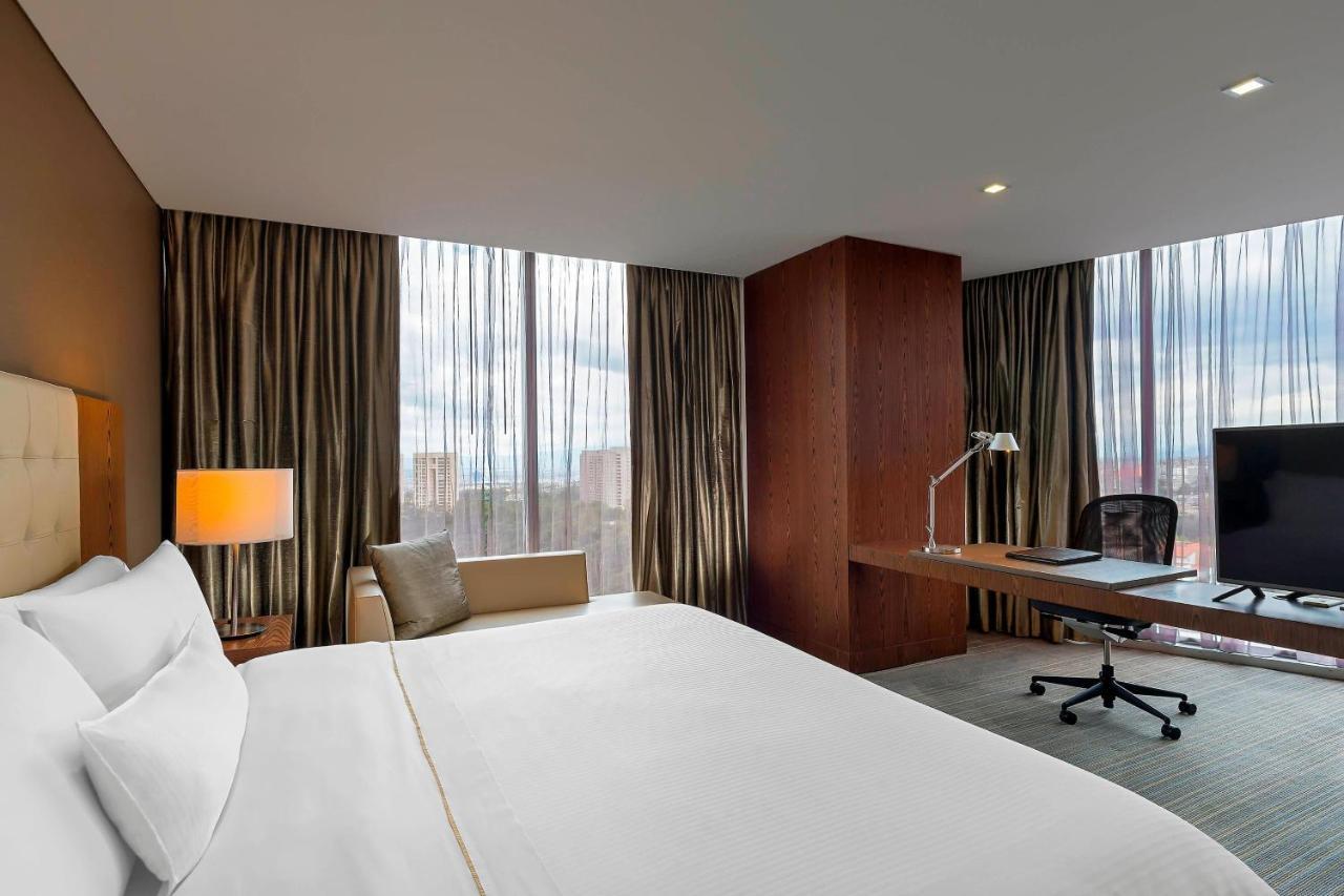Premium Suite, Club lounge access, 1 Bedroom Suite, 1 King,1499992204:JPEG