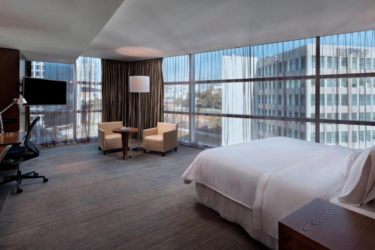 Club Corner, Club lounge access, Larger Guest room, 1 King,1499992276:JPEG
