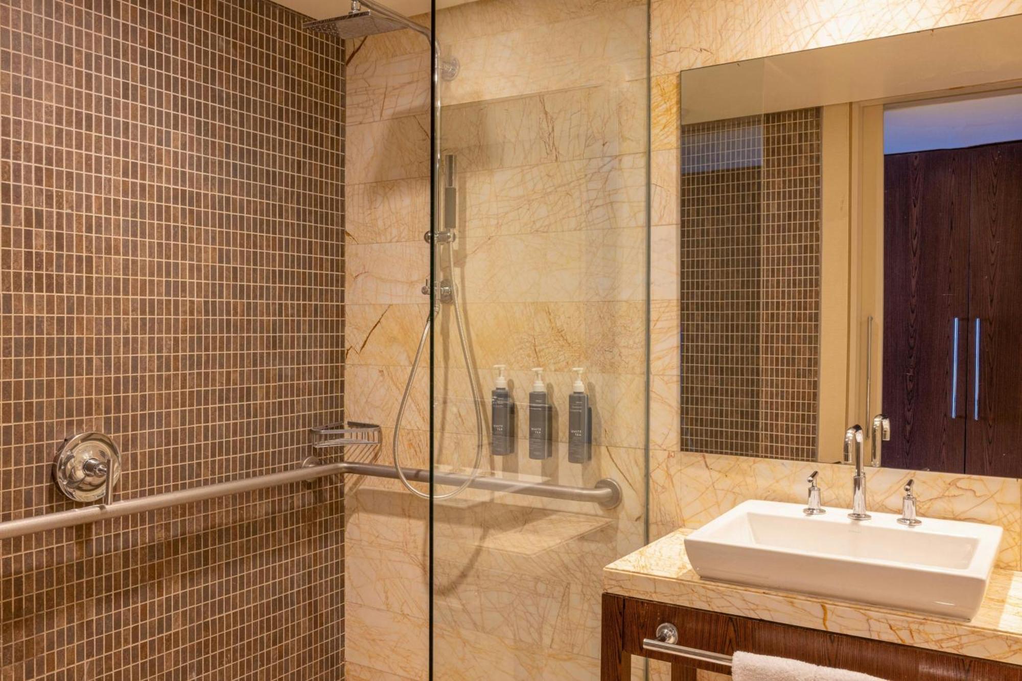 Deluxe King Room Mobility Accessible Shower