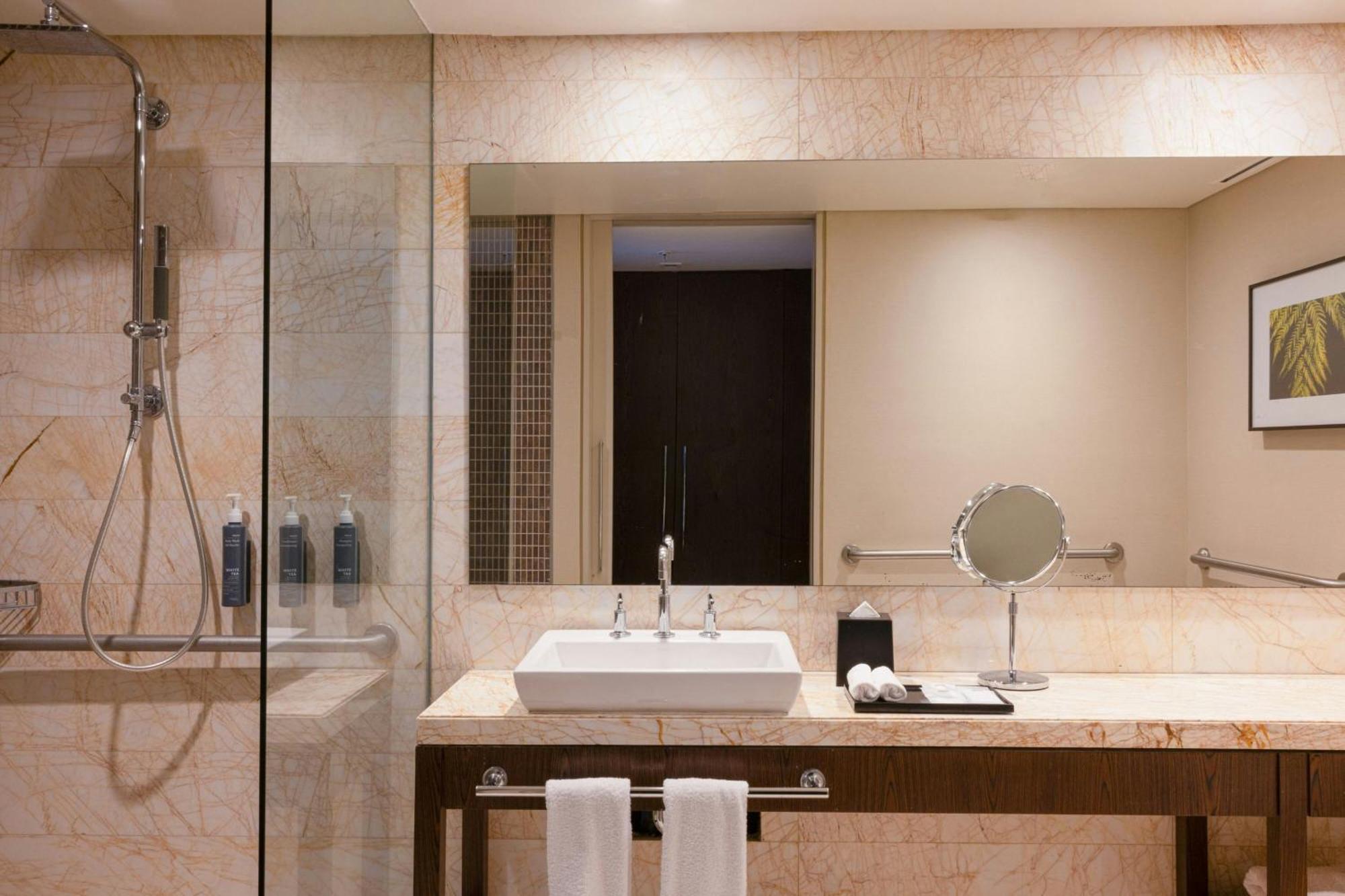 Deluxe King Room Mobility Accessible Shower